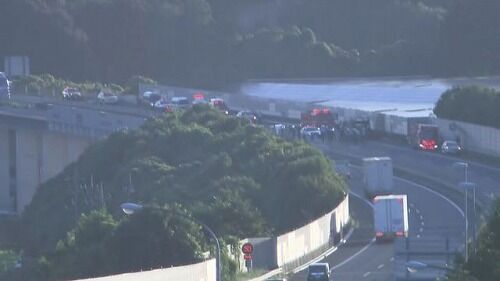 軽自動車に乗っていた女子大生2人、トラックに追突され車から抜け出せず焼死