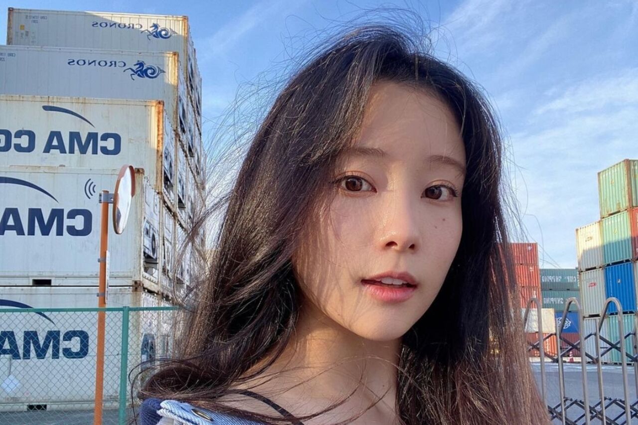 【眼福】重盛さと美　超ミニスカでしゃがみ美脚ショットが非常にけしからんwww