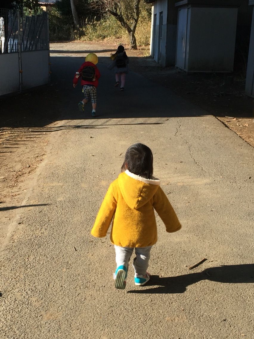 子供の後ろ姿 毎日ほのぼのもっちにっき 子供の後ろ姿 毎日ほのぼのもっちにっき