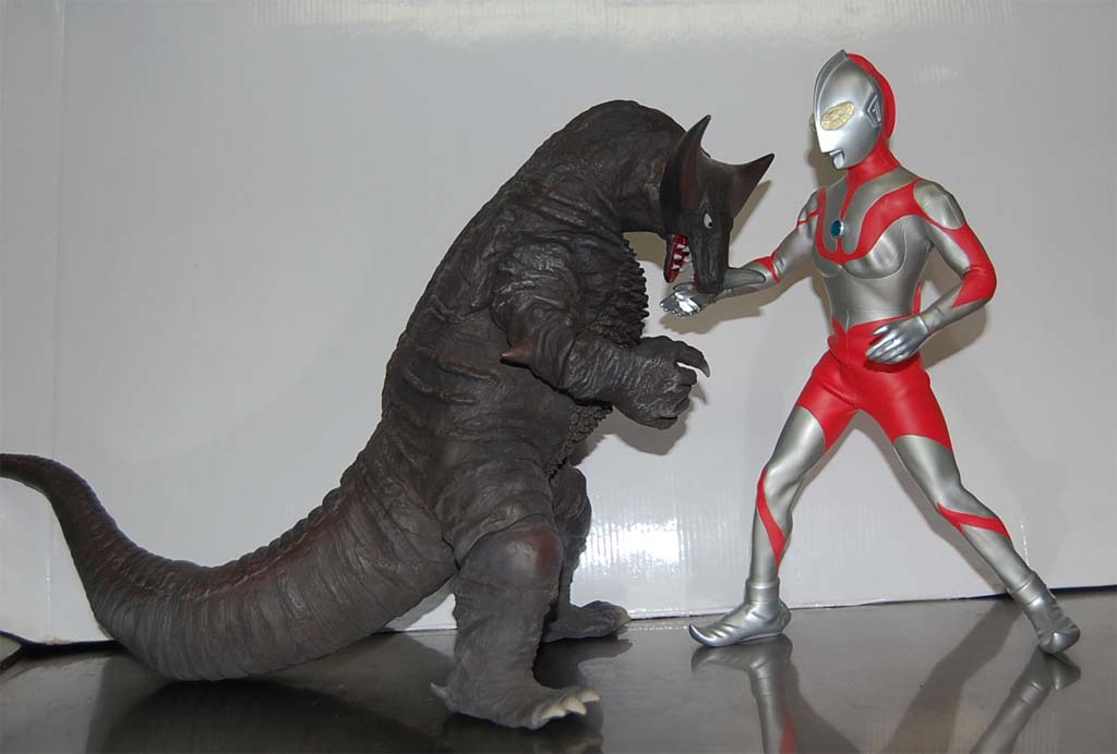 CCP （究極の） ゴモラ vs. パイロットエース : バルタン星人の部屋