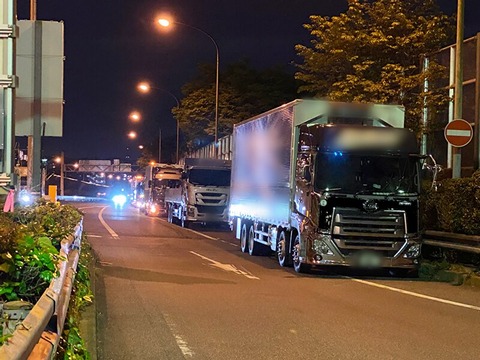 邪魔な場所で停車して時間調整してるトラック