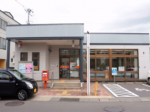 田舎なのに郵便局の駐車場