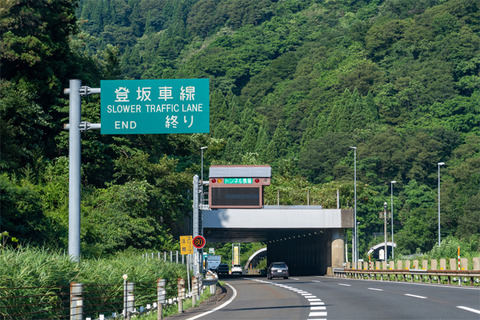 登坂車線でミニバン