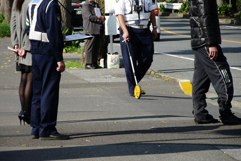 ぼく(7)「車にぶつかった」警察「車種は？」ぼく「わかんない?」警察「セダン？」