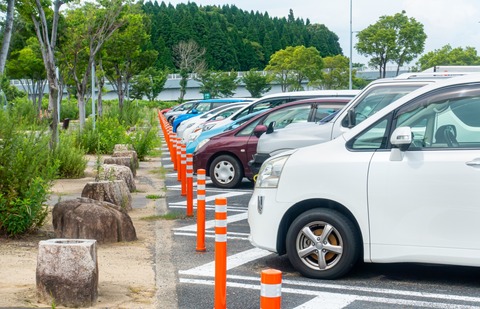 今24時間のスーパーの駐車場で仮眠してたらｗｗｗｗｗ