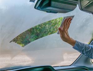 車のフロントガラスが曇る