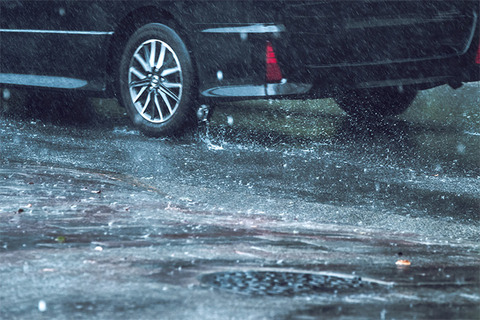 どしゃぶりの雨の中、ドライブ