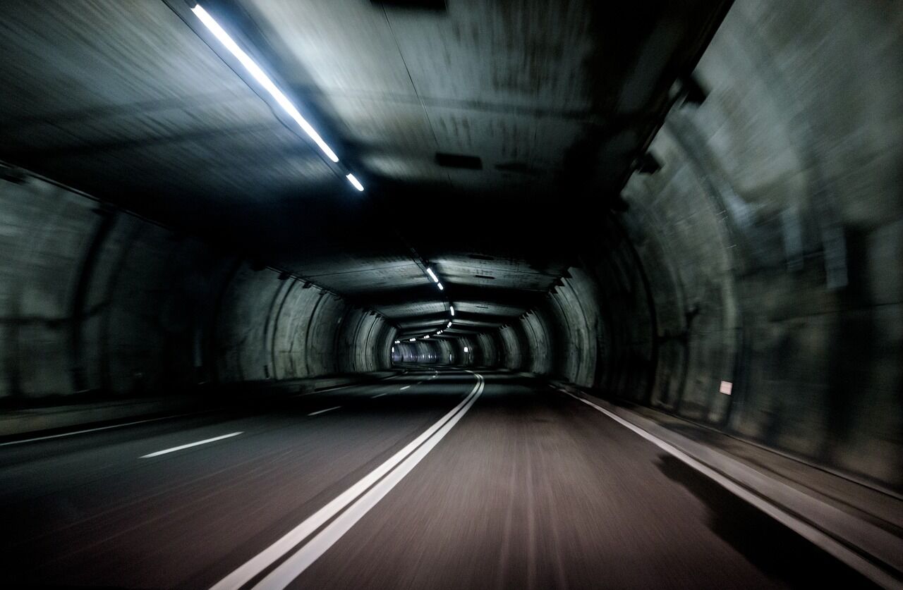高速道路の長いトンネル運転するのがめっちゃ怖いんやがわかるやつおる ｗｗｗｗｗ 車速報