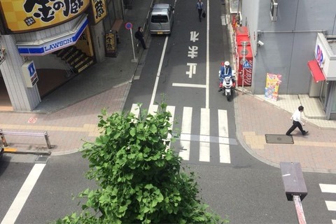 信号機のないとこの横断歩道の影に白バイ