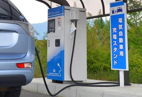 次は電気自動車買おうと思うが充電スタンドで30分待つとか拷問だな・・・・