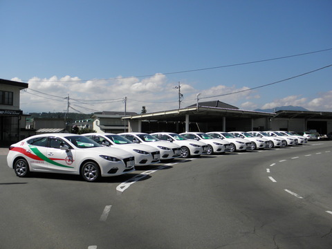 自動車の運転を習う学校