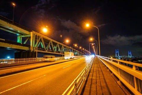深夜の高速道路