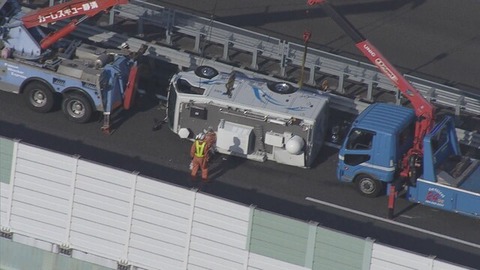 【東名】静岡放送の中継車横転…「強風にあおられ車がバランスを崩した」