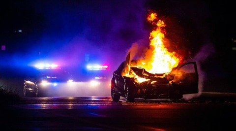 【恐怖】電気自動車が突然爆発 → 近くに居たおっさんが巻き込まれる・・・・