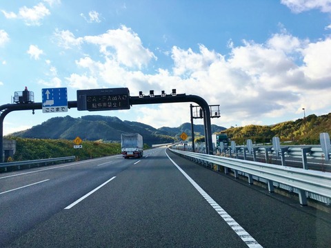 普通のクルマだと高速で140km/hとかフツーに出るのなｗ