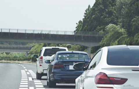 追越車線を法定速度で走ってたら後ろから