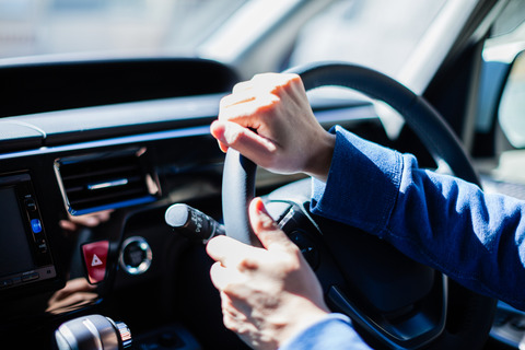 車でバックするときタイヤがどの向きに