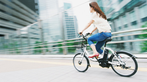 女運転自転車