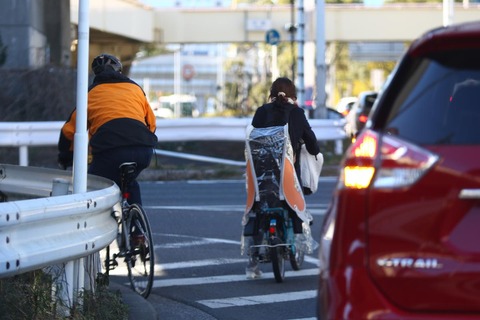 自転車を追い越して左折