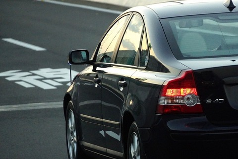 車線変更で指示器ずっと出してんのに加速してくる車ｗｗｗｗｗ