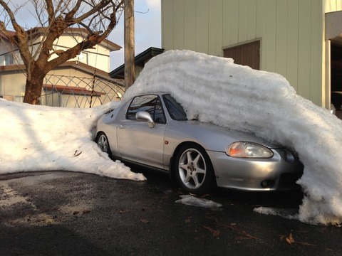 雪国の田舎で車