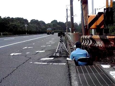 物陰に隠れて車のスピードチェック