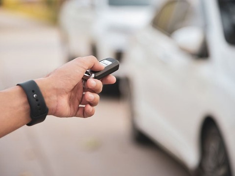 車全ドアロックしても運転席のドアだけ開く