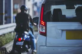 バイクで前の車に追いついて譲る車