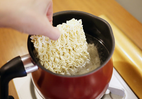 インスタントラーメン、作った鍋のまま