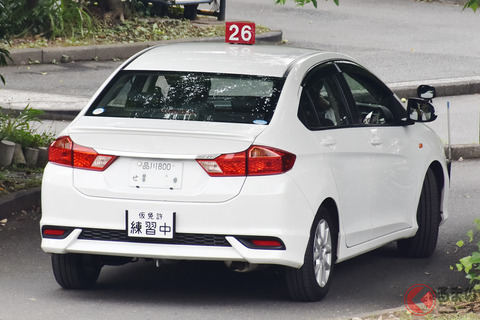 初実車ワイ、いきなり縁石に