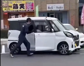 【悲報】老人さん、車屋で大暴れｗｗｗｗｗｗ