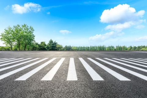 赤信号で停止線を越えて横断歩道を完全にふさいで停止した車がいたｗｗｗ