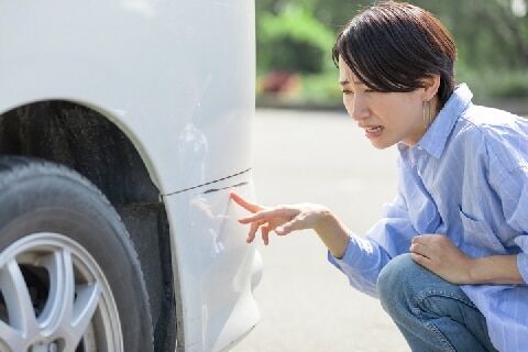 駐車場で無人の車に擦った