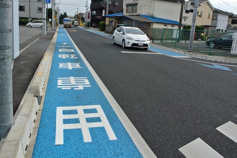 自転車は車道と歩道