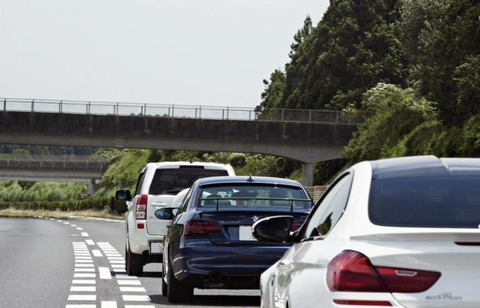 制限４０の道路を４５で走ってる