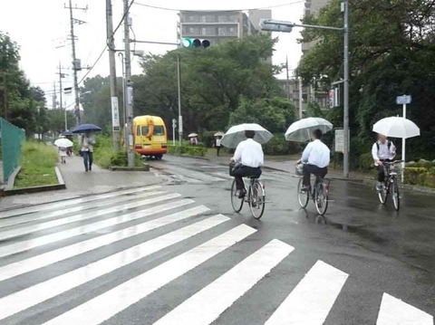 自転車の傘差し運転