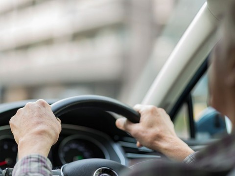 じーちゃんが無保険で運転してる