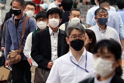 【悲報】日本「助けて！皆マスク付けてて鎖国もしてるのに何故か感染者数が世界1位になっちゃったの」