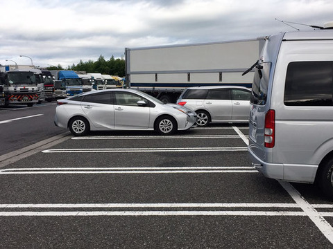 駐車場でバックで駐車した時