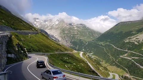 車オタクがよく「峠を責める」とかいってキモい車で山に騒音垂れ流しに行くけど・・・