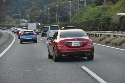 ウインカーを出さずに車線変更