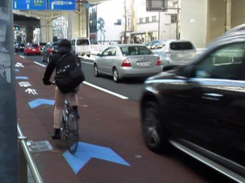 車道ぶっ飛ばしてるチャリ