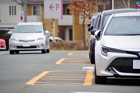 一流企業の駐車場に停まってる社員の車_sp