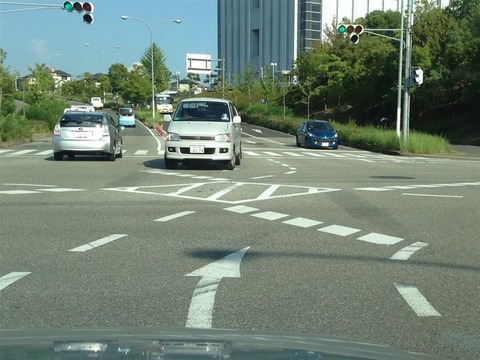 対向車が来るから早く右折しようとしたら歩行者巻き込みそうになるパターン多すぎｗｗｗｗｗｗ