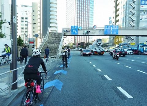 交差点で左折待ちしてたら自転車が