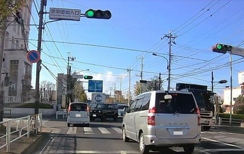 対向車線の右折車が右折しき