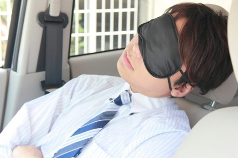 【悲報】ワイ外回り営業マン、車内でうっかりお昼寝してしまうｗｗｗｗｗｗ