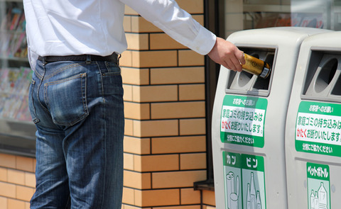 コンビニの店内まで車のゴミ捨てに来る