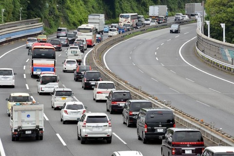 高速道路で渋滞が起こる理由