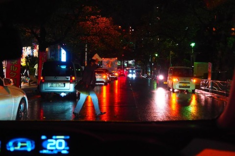 雨の日の夜の運転